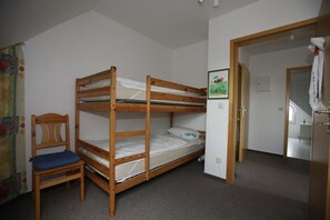 2 habitaciones, tabla de planchar con plancha y cuna de viaje 