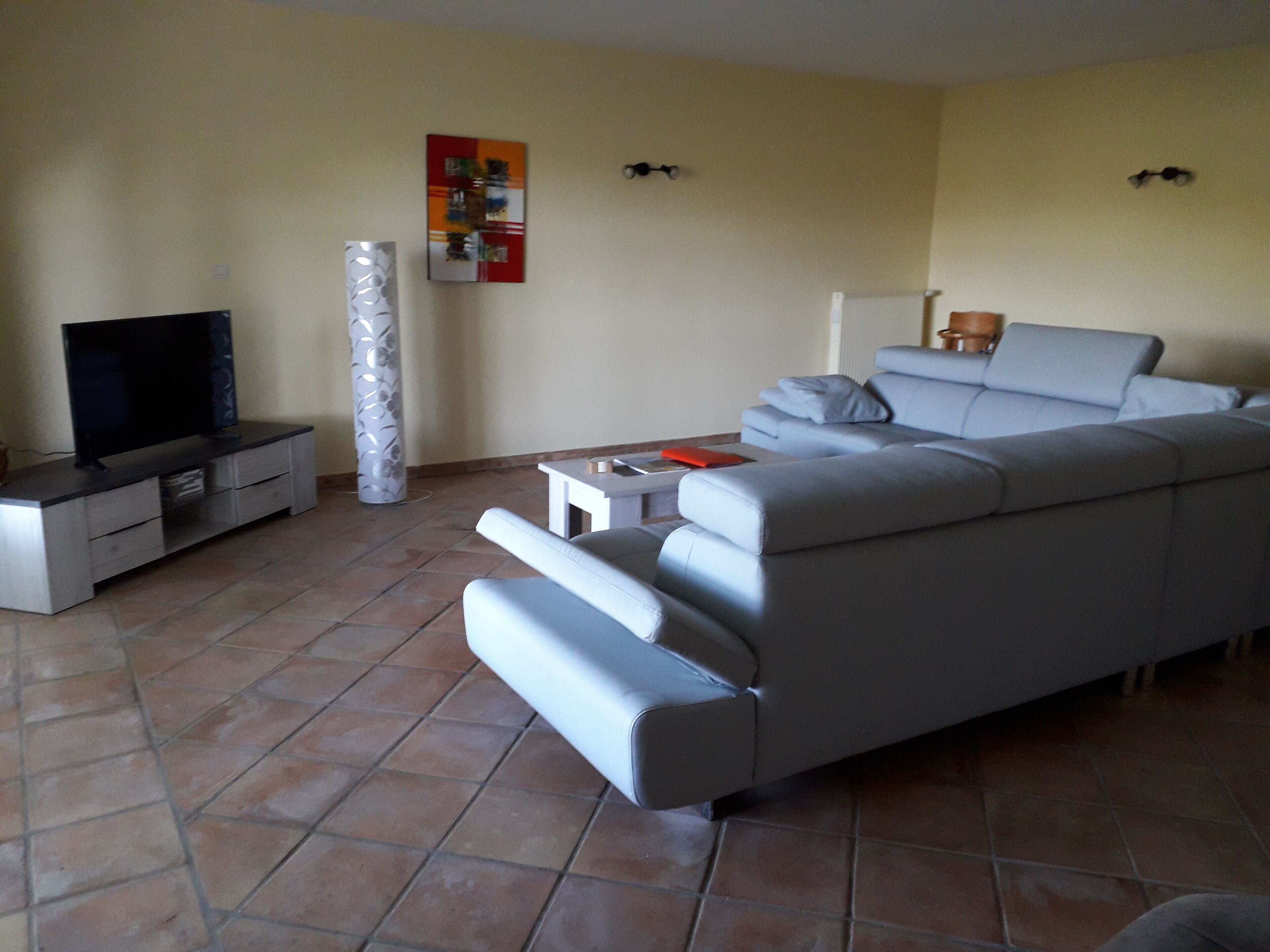 Provencal farmhouse in the countryside, with secure swimming pool.