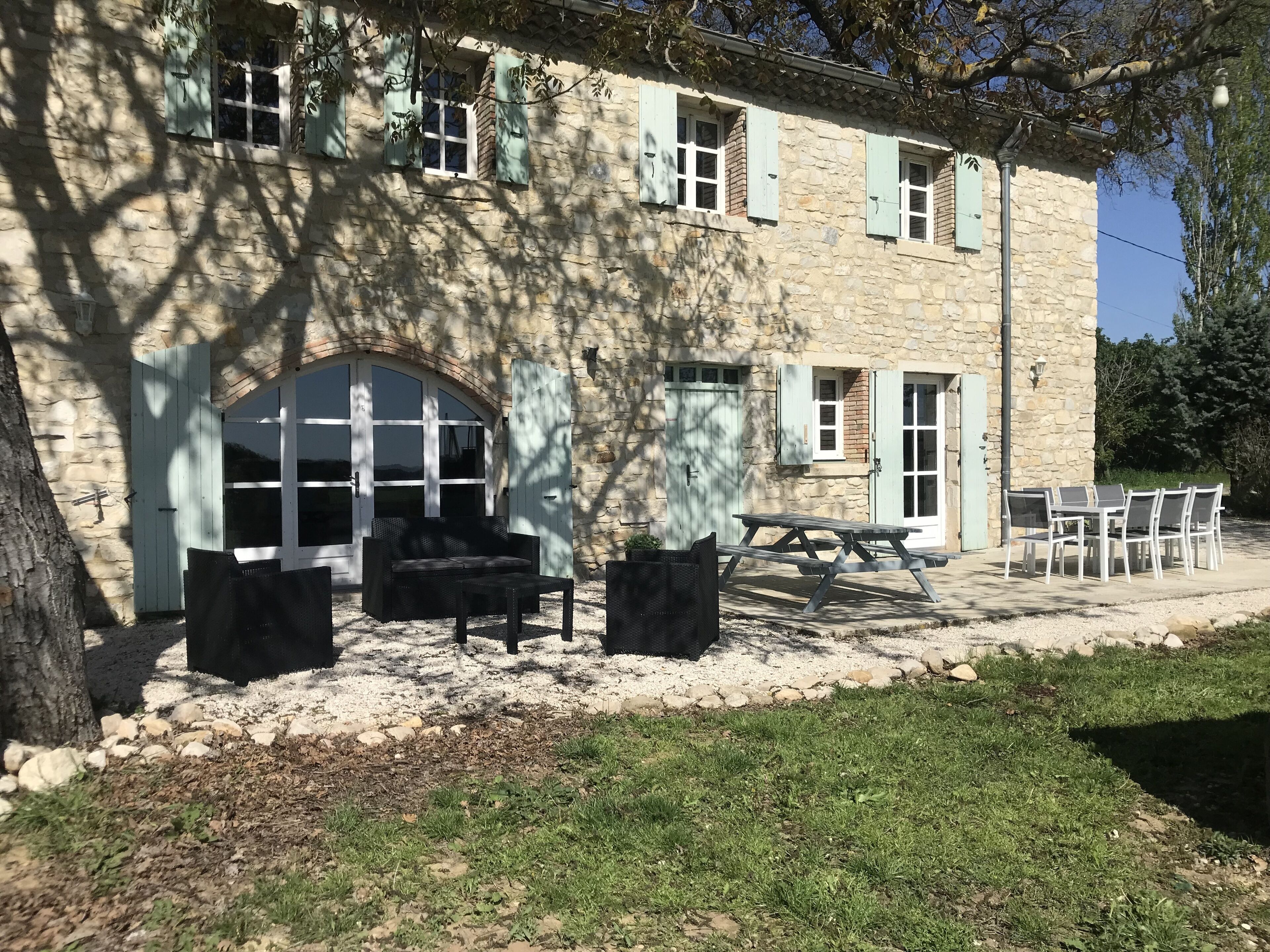 Provencal farmhouse in the countryside, with secure swimming pool.