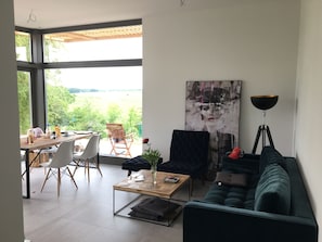 Smart TV, fireplace, stereo