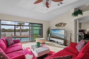 Smart-tv, dvd-afspiller, bøger, musikbibliotek