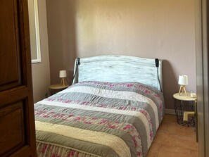 1 slaapkamer, een strijkplank/strijkijzer, wifi, beddengoed