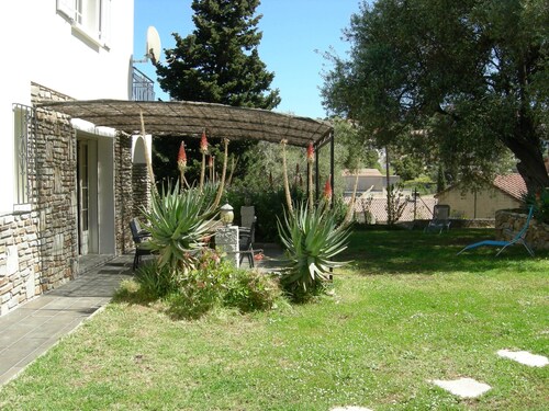 Villa for 8/10 people, 10 minutes' walk from the beach, air-conditioned. Quiet neighborhood.