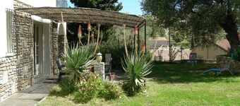 Villa for 8/10 people, 10 minutes' walk from the beach, air-conditioned. Quiet neighborhood.