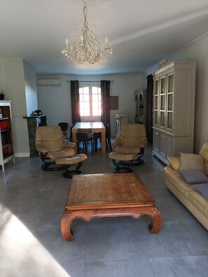 TV, fireplace, books - Villa for 8/10 people, 10 minutes' walk from the beach, air-conditioned. Quiet neighborhood. (L'île-Rousse)