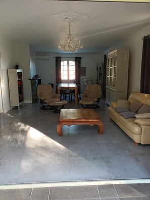 TV, fireplace, books - Villa for 8/10 people, 10 minutes' walk from the beach, air-conditioned. Quiet neighborhood. (L'île-Rousse)