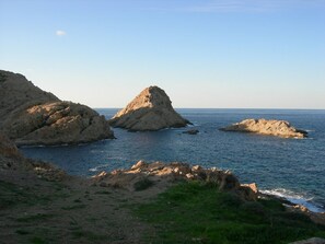 A coastal landscape with rocky formations and a clear sky. - Villa for 8/10 people, 10 minutes' walk from the beach, air-conditioned. Quiet neighborhood. (L'île-Rousse)