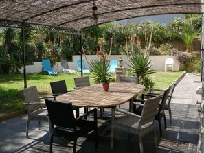 Outdoor dining - Villa for 8/10 people, 10 minutes' walk from the beach, air-conditioned. Quiet neighborhood. (L'île-Rousse)