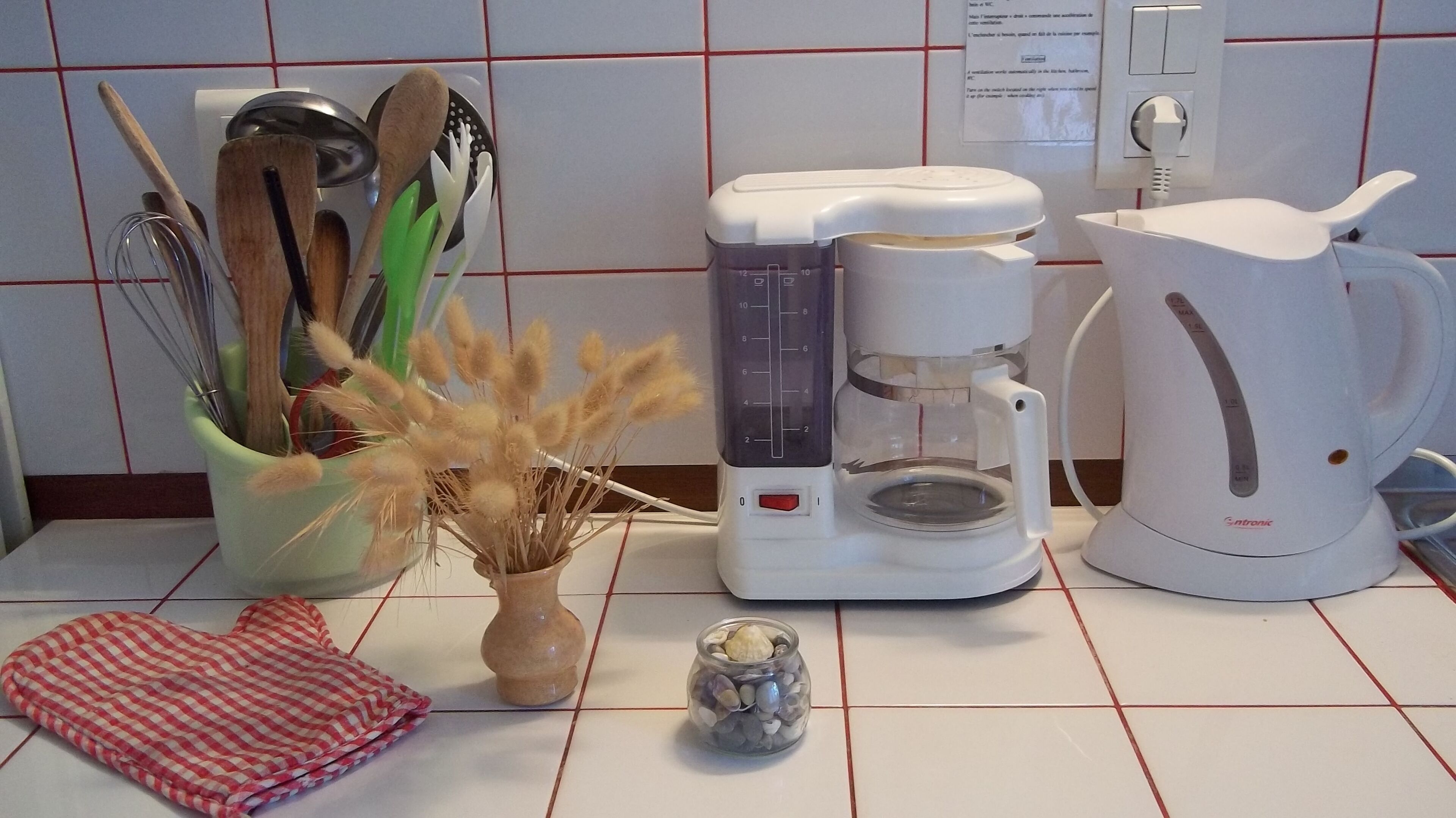 Character stone cottage in the village of Loctudy, enclosed garden