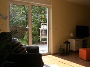 Fernseher, DVD-Player, Bücher