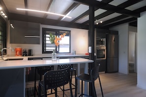 Refrigerador, microondas, horno y parrilla de estufa