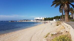 Beach - House T3 with terrace and garden in quiet residential area (Bandol)