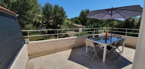 Outdoor dining - House T3 with terrace and garden in quiet residential area (Bandol)