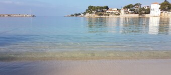 Casa T3 con terraza y jardín en zona residencial tranquila.