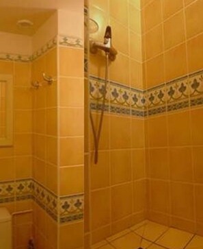 Combined shower/bathtub, hair dryer, towels