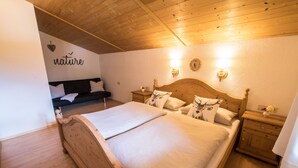 Ein Bett mit Holzkopf, zwei Nachttische und eine Wandleuchte.