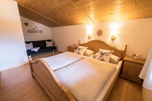 1 bedroom, WiFi, bed sheets - Landhaus Linden Apartment Paula, apartment in a prime location right on the golf course (Uderns)