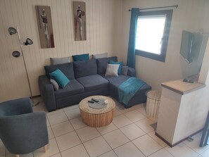 Fernseher, Tischtennisplatte, Bücher, Stereoanlage