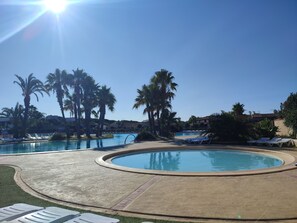 Utomhuspool och uppvärmd pool