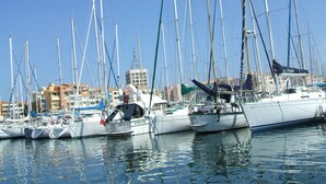 Un port de plaisance où sont amarrés de nombreux voiliers.