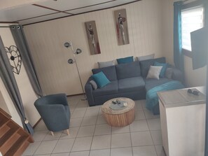 Fernseher, Tischtennisplatte, Bücher, Stereoanlage