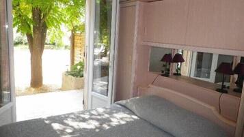 3 slaapkamers, een strijkplank/strijkijzer, gratis wifi