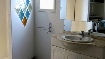 Douche, sèche-cheveux, papier toilette