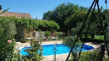 Een buitenzwembad en een verwarmd zwembad