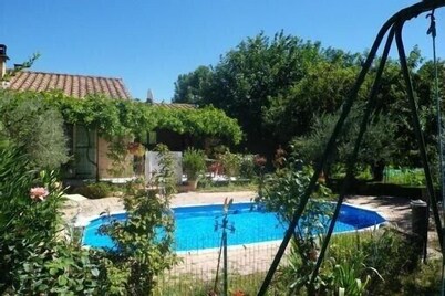 Villa sleeps 8, 2 shower rooms, summer kitchen, heated pool, shaded parking.