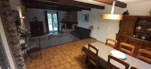 Televisie, een dvd-speler en een stereo