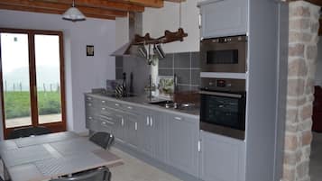 Een koelkast, een microgolfoven, een oven, een kookplaat