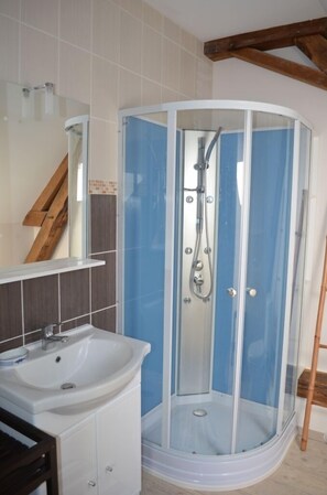 Douche, séchoir à cheveux, serviettes fournies, savon