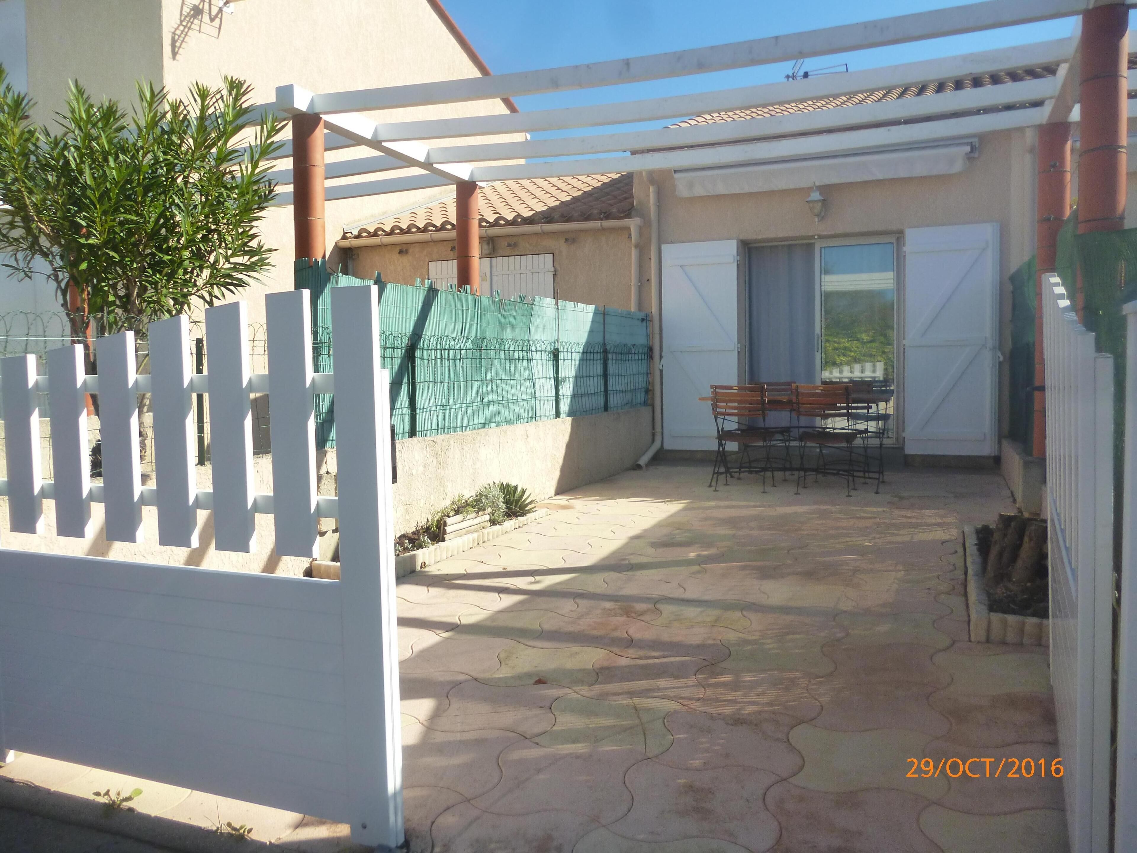 Villa located in quiet residence - 10 minutes walk from the beach