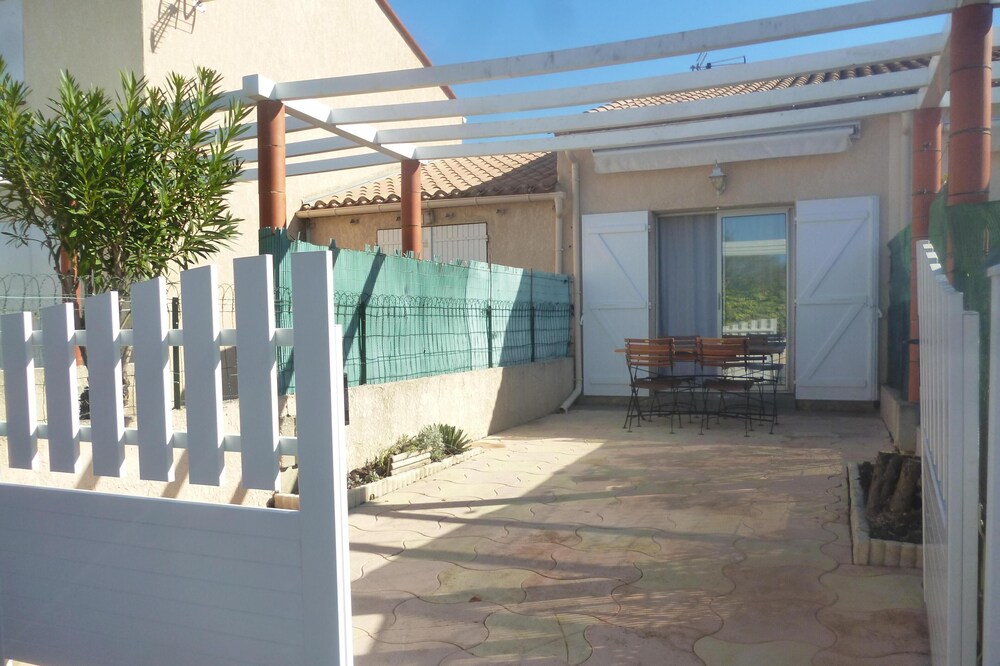 Villa located in quiet residence - 10 minutes walk from the beach