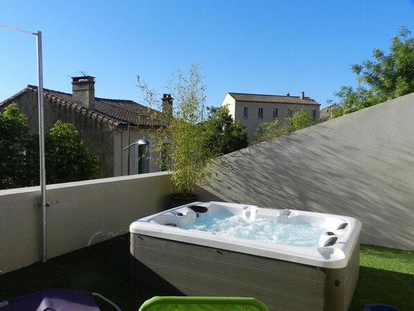 Bain à remous extérieur