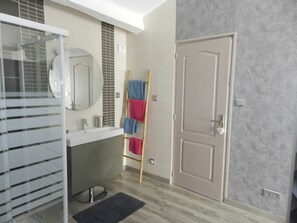 Dusche, Haartrockner, Handtücher, Toilettenpapier