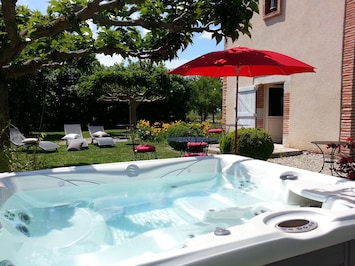 Outdoor spa tub
