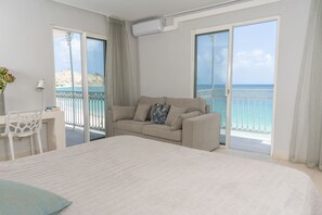 2 عدّة غرف نوم وخزنة داخل الغرفة ومكواة/لوح كي وسرير سفر