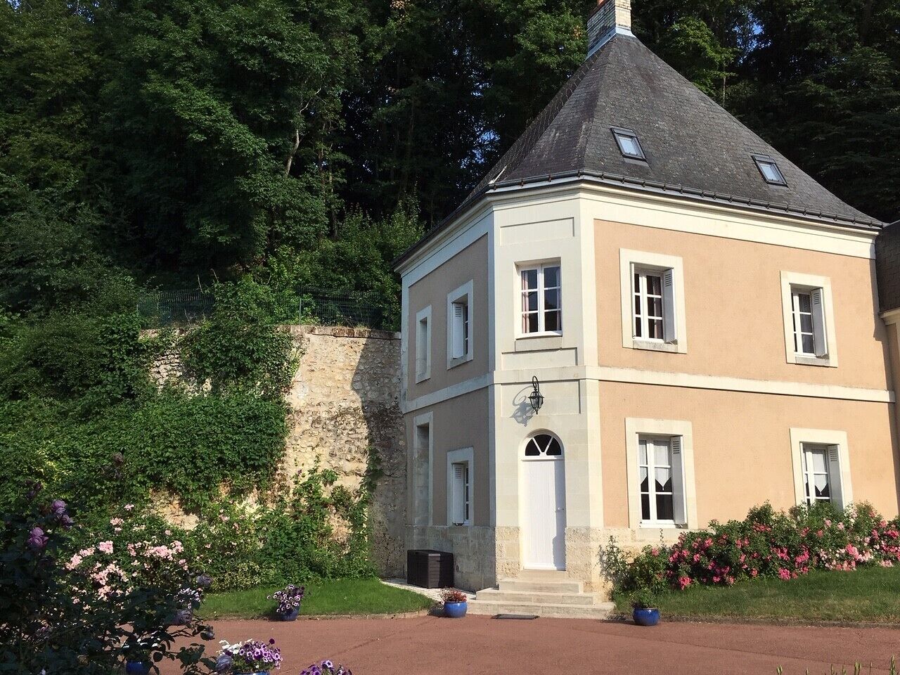 Large authentic house in the park of The Château, Heated swimming pool.
