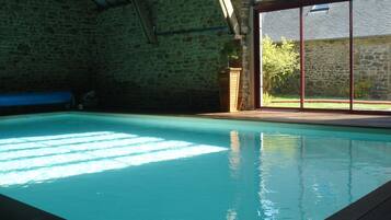 Een binnenzwembad en een verwarmd zwembad