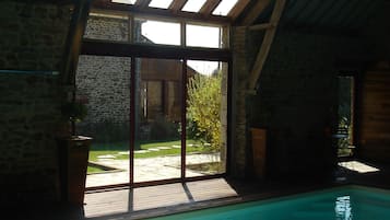 Piscina interna, piscina aquecida