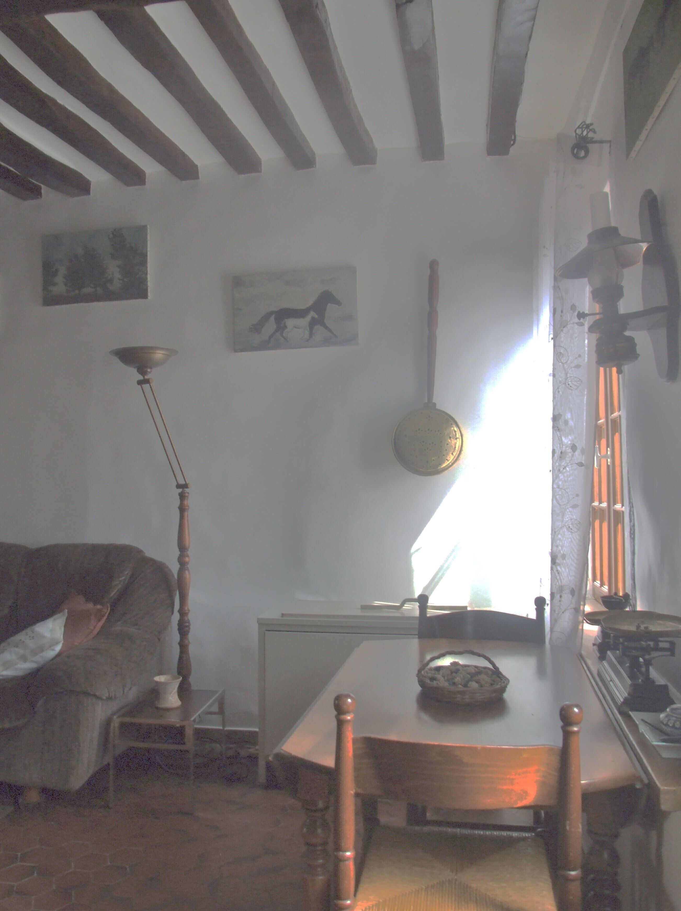 Petite maison normande à colombages dans village avec tous commerces