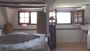 1 bedroom, iron/ironing board, WiFi, bed sheets - Small Half-timbered norman house in village with all convenience store (La Neuve-Lyre)