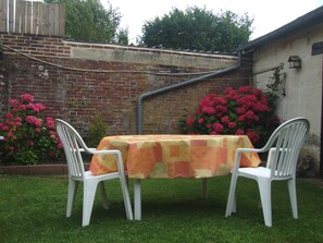 Outdoor dining - Small Half-timbered norman house in village with all convenience store (La Neuve-Lyre)