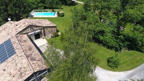 A house with a swimming pool, surrounded by lush greenery and a gravel driveway. - Holiday rental house, swimming pool, cottage lamoutole, Villereal (Rayet)