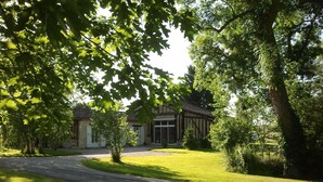 A traditional half-timbered house with a gravel driveway and a well-maintained lawn. - Holiday rental house, swimming pool, cottage lamoutole, Villereal (Rayet)