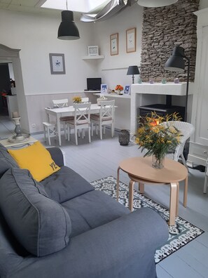 Tv, dvd-afspiller, bøger, musikbibliotek
