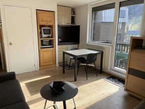 Interior - Studio 21m²- 2* - city center- wifi - balcony - private parking - linen included (Mont-Dore)