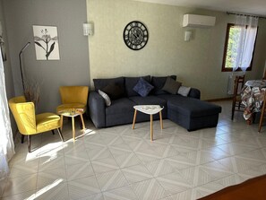 TV connectée, cheminée, espaces bureaux