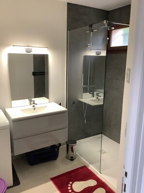 Combined shower/tub, hair dryer, towels, toilet paper - Beautiful air-conditioned villa sleeps 6/8 (Agde)